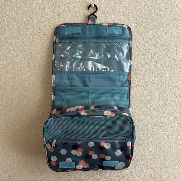 Hanging Travel Organizer - Picture 1 of 4